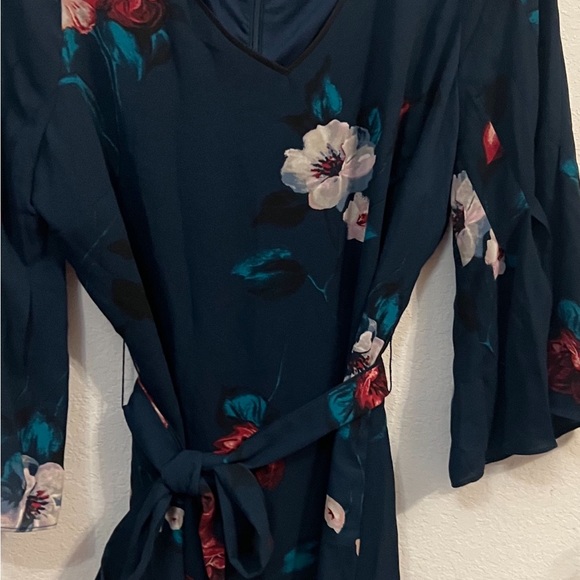 WHBM Bell-Sleeve Soft Floral-Print Shift Dress - Picture 11 of 16